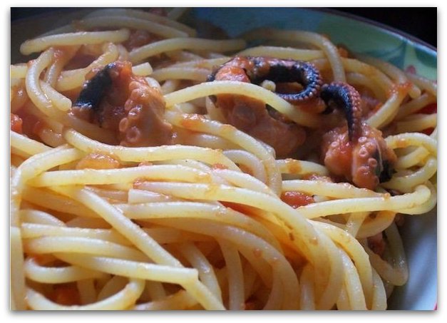 Mare e terra Sposi in questo primo piatto: Spaghetti piccanti con melanzane, polipetti e ricotta affumicata